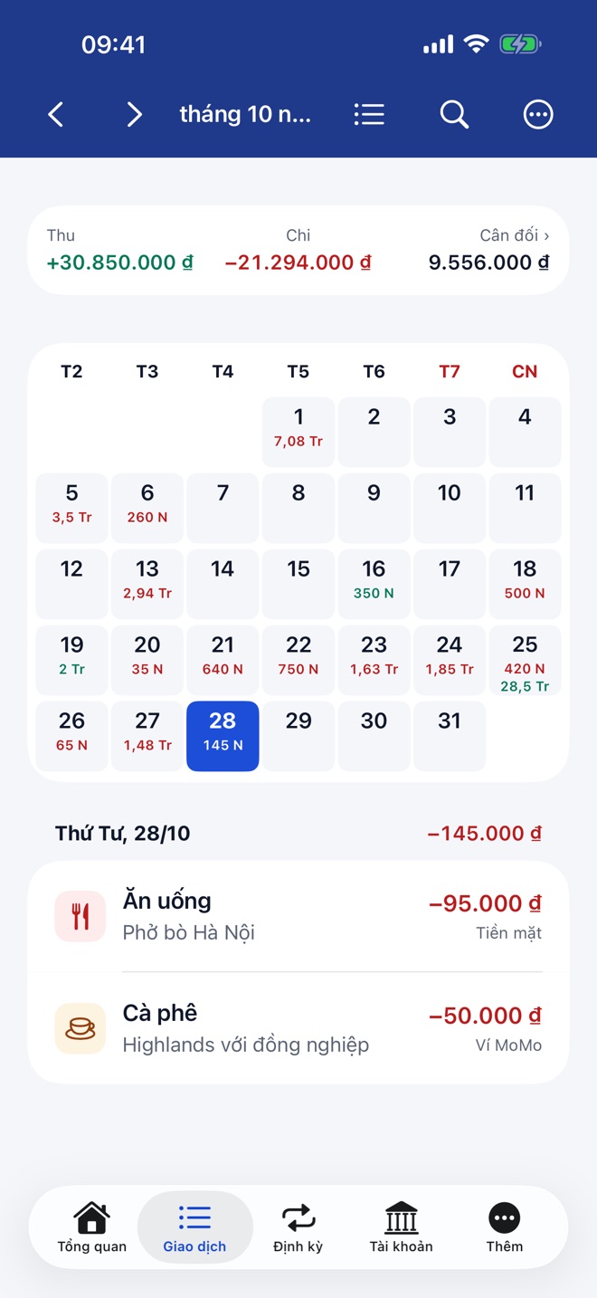 Lịch tháng với tổng thu chi mỗi ngày